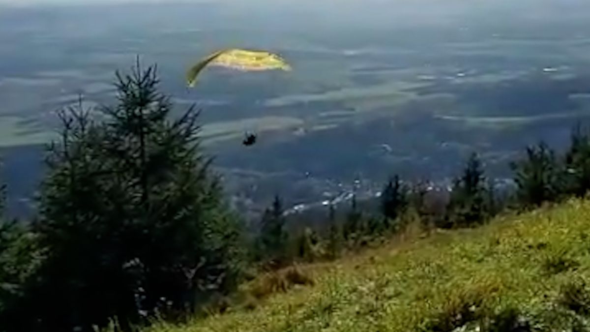 Paraglidistka spadla v Krkonoších. Naštěstí před záchranáři